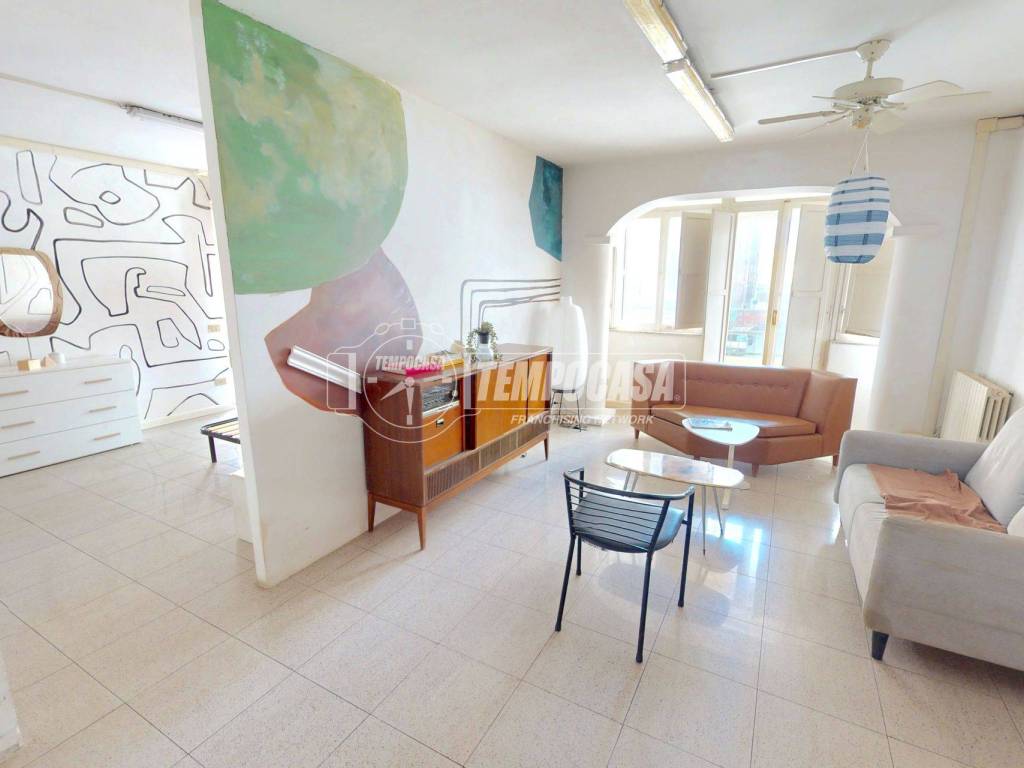 Four-Room Apartment with Large Terrace in Central Pescara - 2