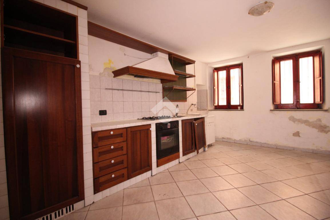 Třípodlažní dům v centru Nicastro - 3