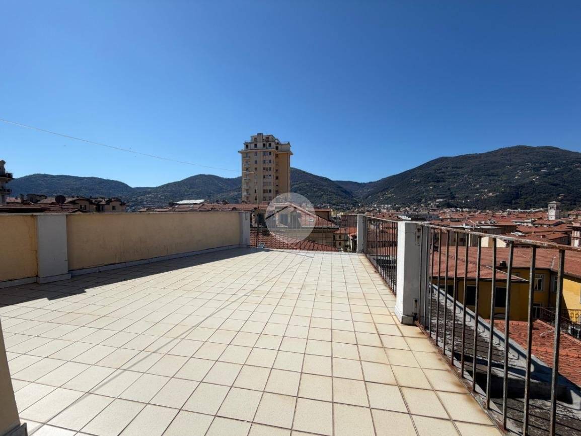 Atikový byt s panoramatickou terasou v historickém centru La Spezia