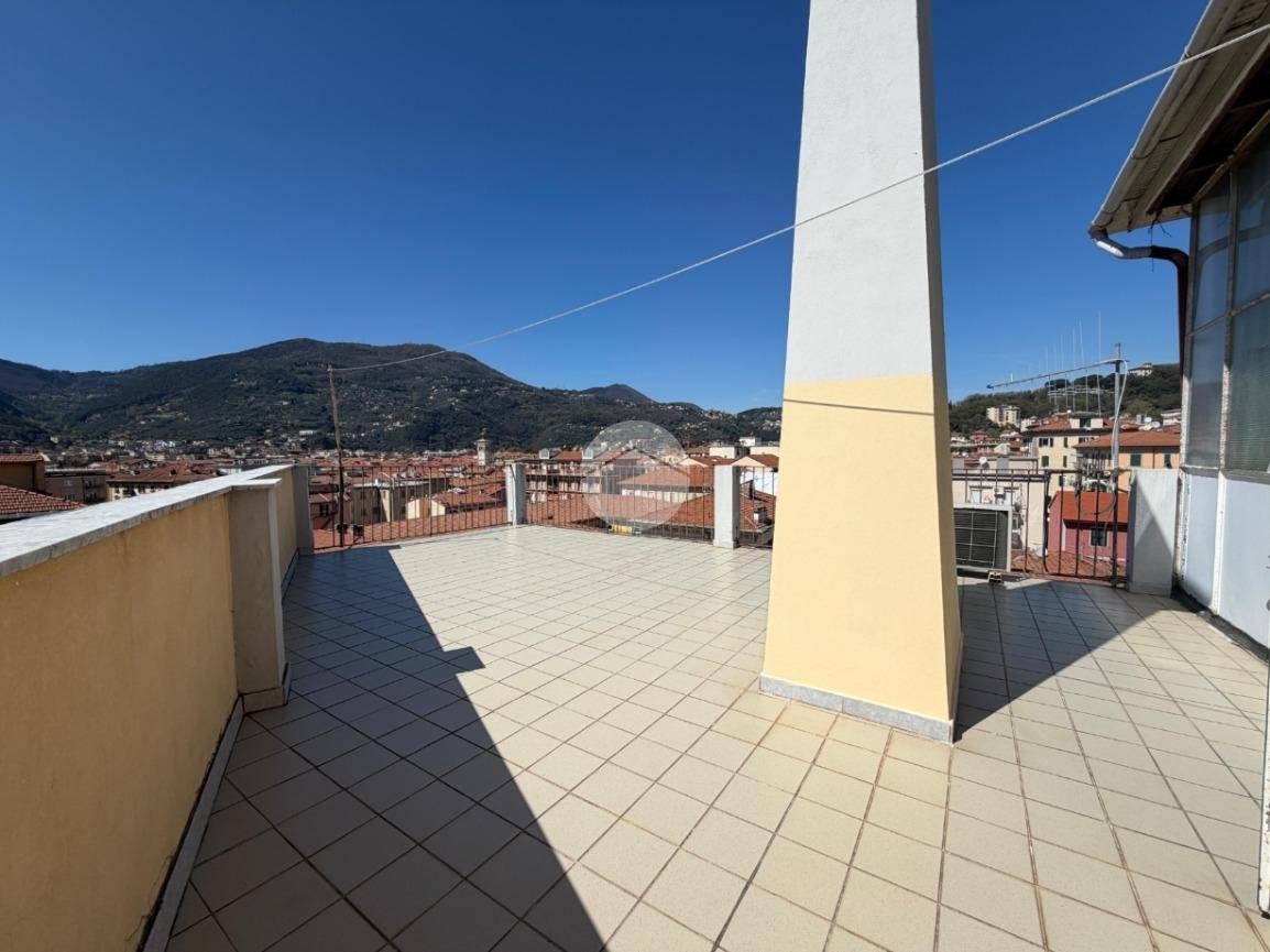Atikový byt s panoramatickou terasou v historickém centru La Spezia - 5