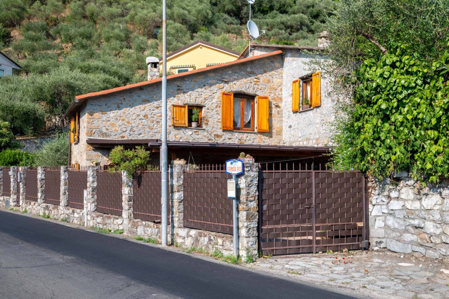 Samostatná vila se zahradou na kopci v Leivi - 3