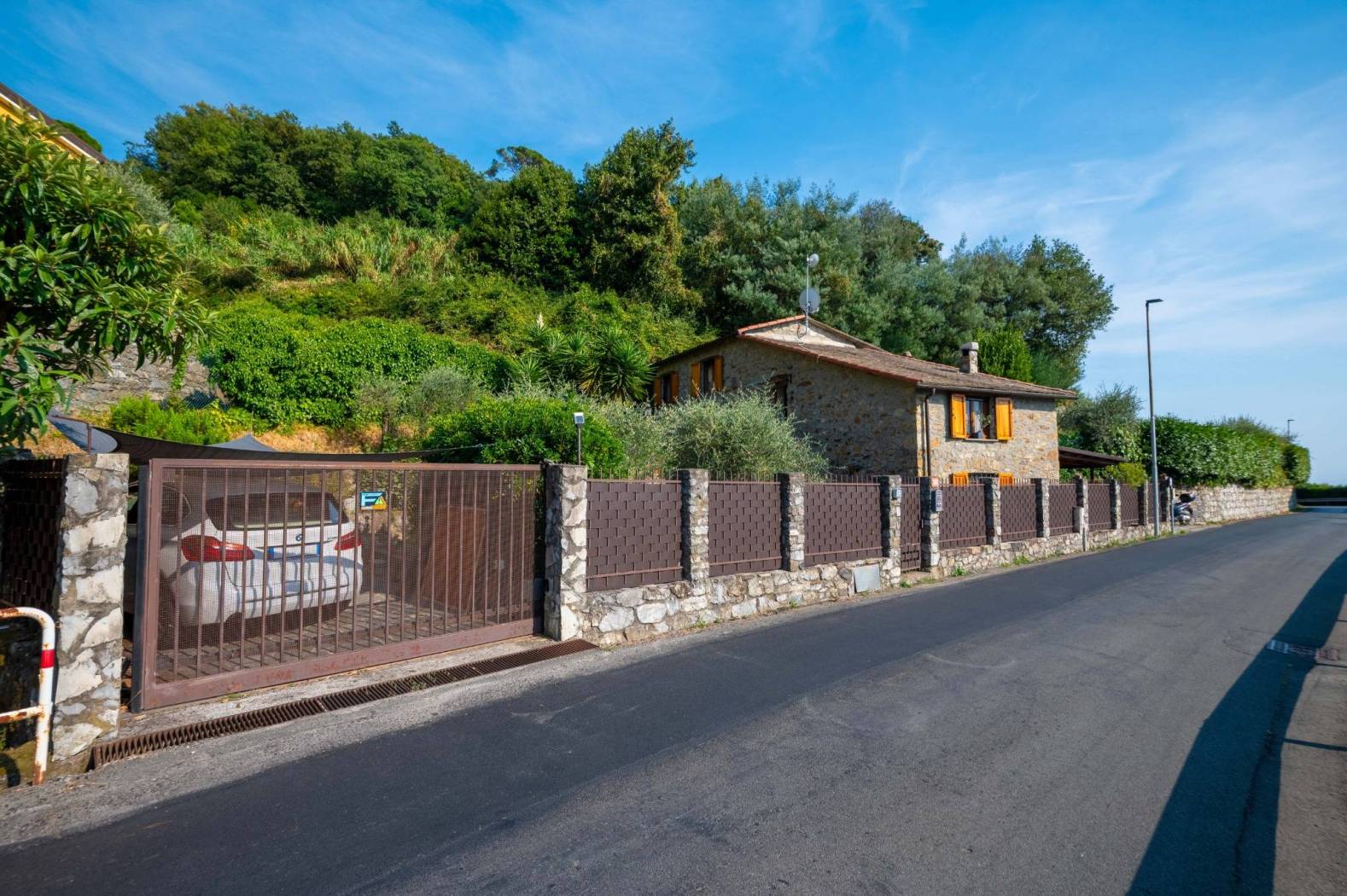 Samostatná vila se zahradou na kopci v Leivi - 4