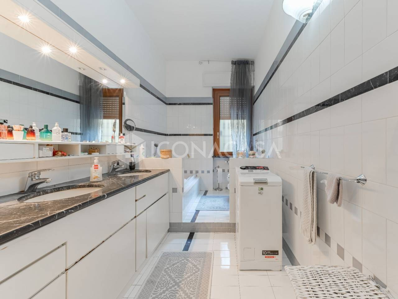 Finely Renovated Three-Room Apartment with Balcony in Milan - 2