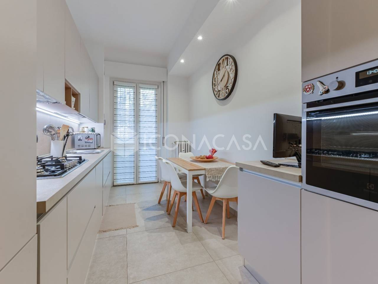 Finely Renovated Three-Room Apartment with Balcony in Milan - 3