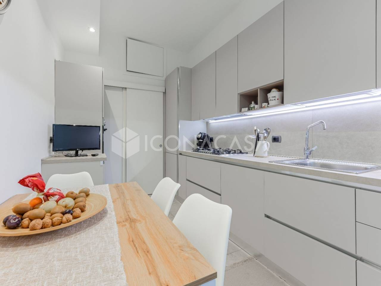 Finely Renovated Three-Room Apartment with Balcony in Milan - 4