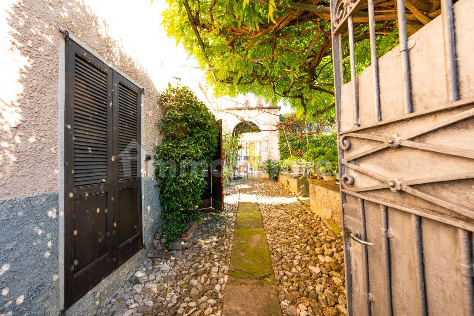 Historic Rustic Property to Renovate with Large Garden in Trescore Balneario - 4