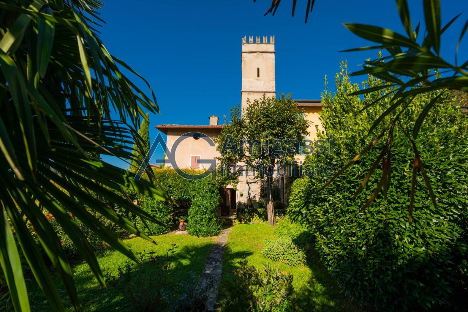 Historic Rustic Property to Renovate with Large Garden in Trescore Balneario