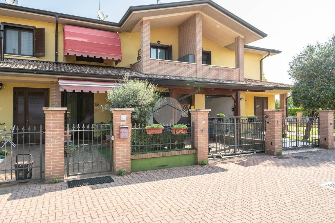 Modern Townhouse with Garden in Curtatone Eremo