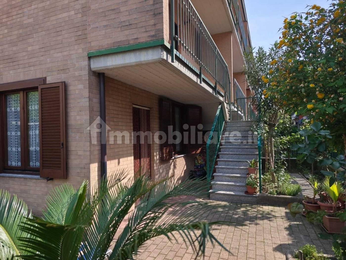 Terraced House with Garden and Garage in None