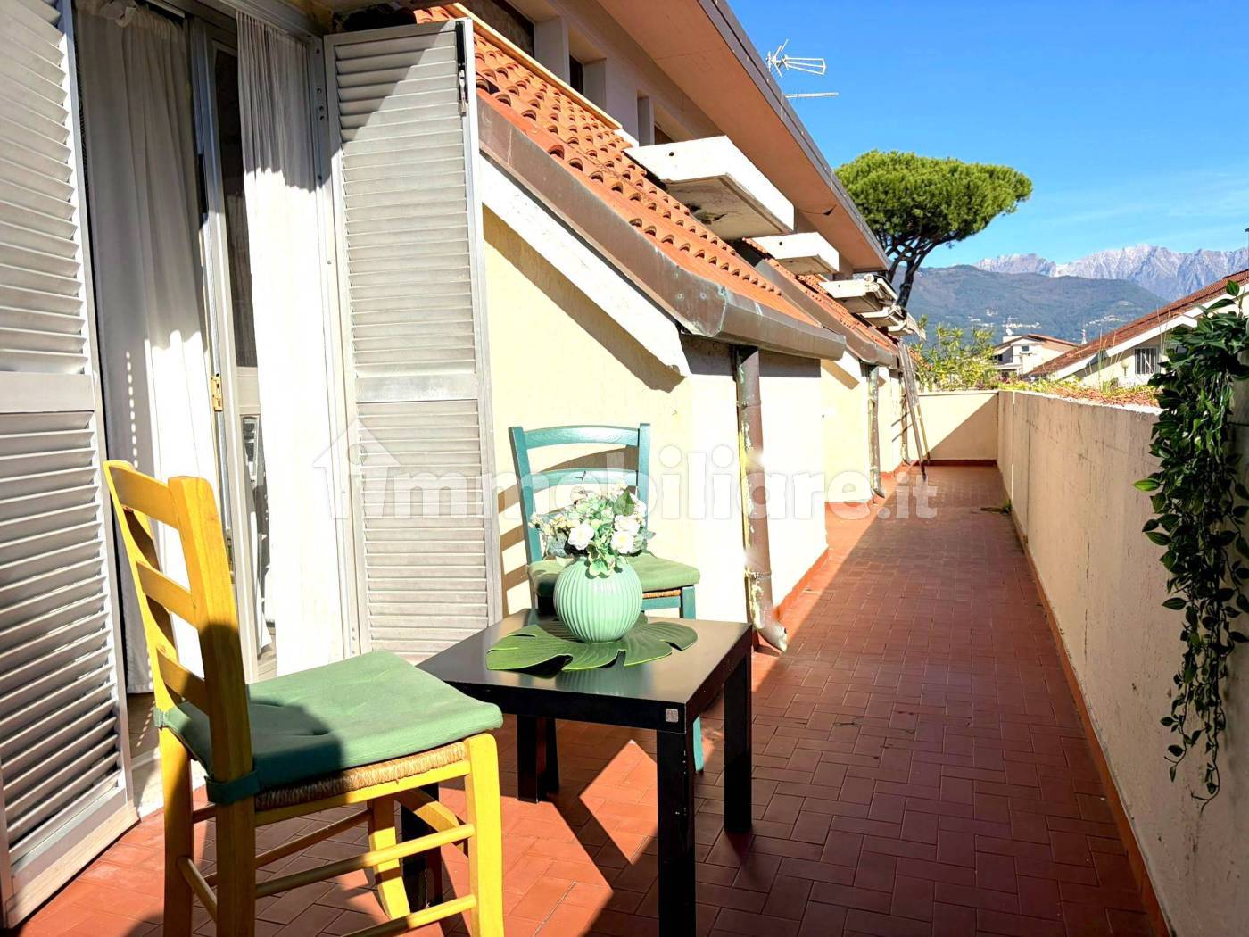 Bright Three-Room Apartment with Large Terrace in Marina di Massa