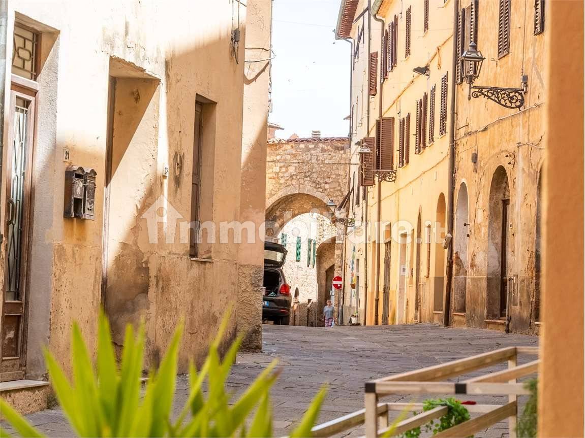 Byt s balkonem u dómu v Massa Marittima