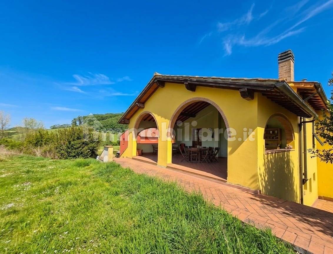Třístranně volný dům s velkou lodžií a zahradou v Castelfiorentinu