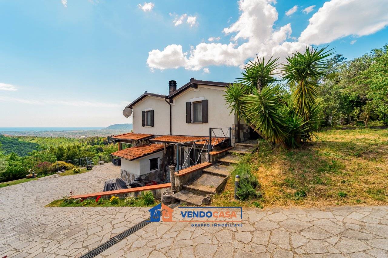 Zrekonstruovaná vila s verandou a pozemkem ve Fosdinovu